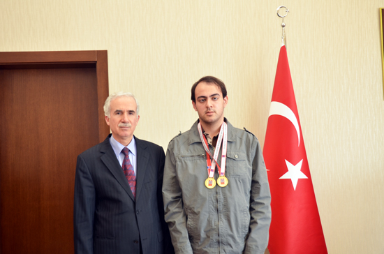 Satranç Şampiyonu Rektörümüzü Ziyaret Etti