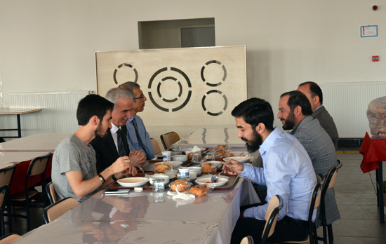 Rektörümüz, Yemekhanede Öğrencilerle Bir Araya Geldi.