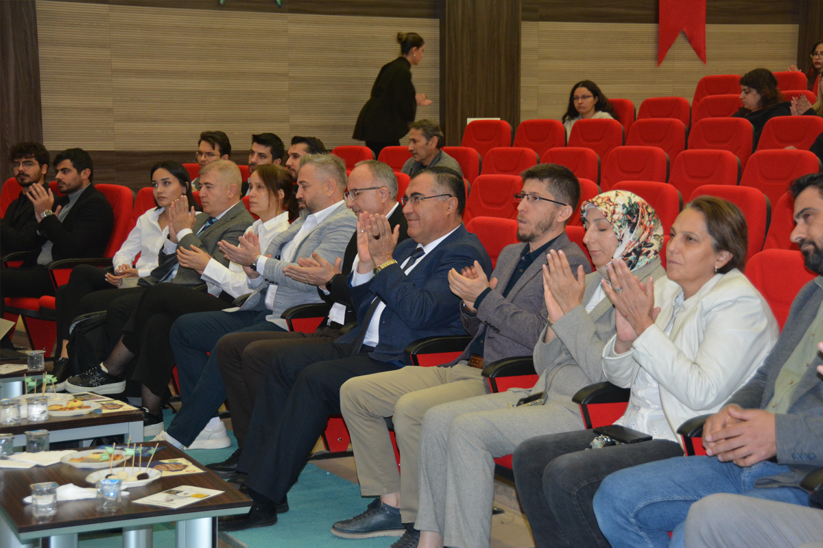 Veteriner Fak&#252;ltemizden Kanatlı Hekimliğine Işık Tutan Sempozyum