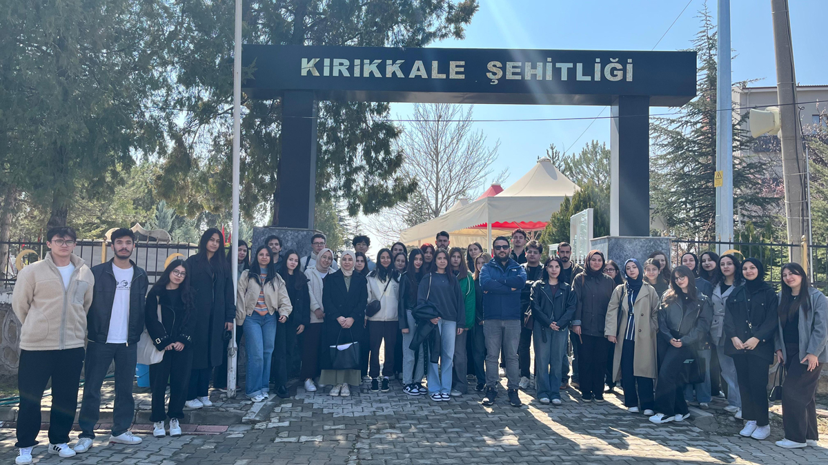 Öğrencilerimizden Anlamlı Ziyaret: Şehitlikte Bayram Öncesi Temizlik