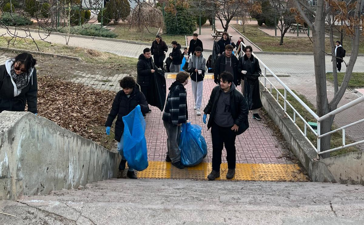 Üniversitemizde “INTO COMMUNITY: Kampüs Pırıl Pırıl” Etkinliği Gerçekleştirildi