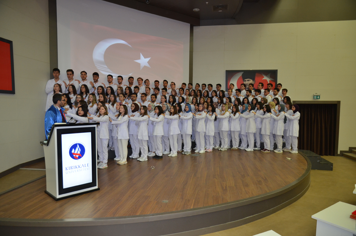 Diş Hekimliği Fakültemizde 2025-2026 Akademik Yılı Beyaz Önlük Giyme Töreni Düzenlendi