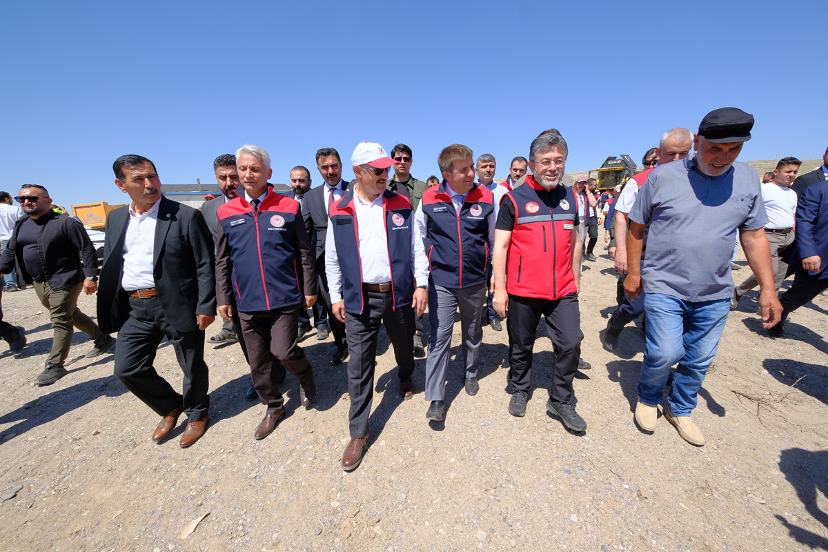 Rektörümüz, Tarım ve Orman Bakanı İbrahim Yumaklı'nın Teşrifleriyle Düzenlenen Hasat Programı'na Katıldı