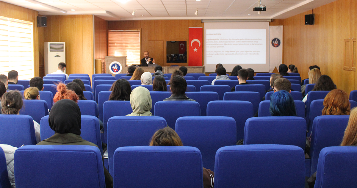 Üniversitemiz Fotoğrafçılık Topluluğu, Temel Fotoğrafçılık Semineri Düzenledi