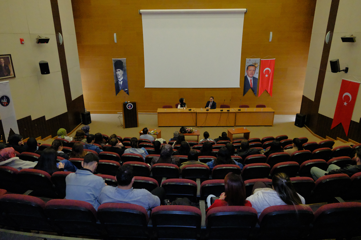 Üniversitemizde Mezun Deneyimleri Öğrencilerimizle Paylaşıldı