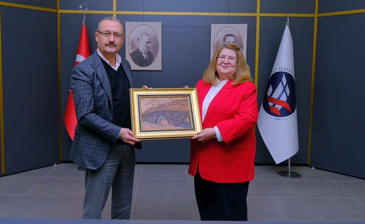 Prof. Dr. Zeynep Tezel’e, Senatomuzda Teşekk&#252;r Edildi