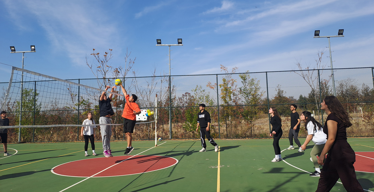 Sağlık Bilimleri Fak&#252;ltemizde Voleybol Heyecanı