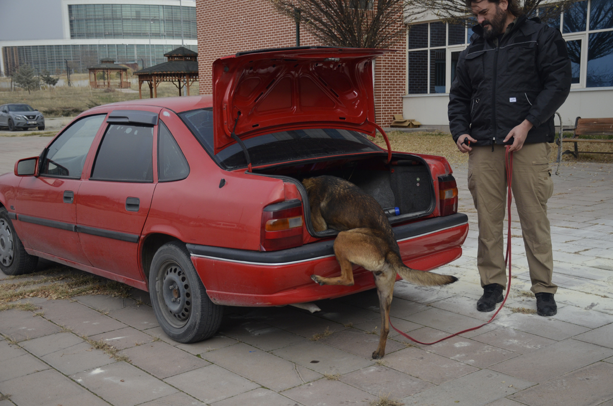 Veteriner Fakültemizde Gümrük Muhafaza Narkotik Köpekleri” Konulu Etkinlik Düzenlendi