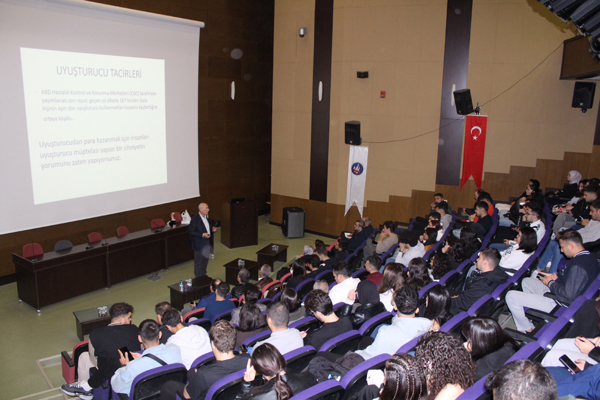 Üniversitemizde “Sigara Bir Mühendislik Harikasıdır!” Konferansı Yoğun İlgi Gördü
