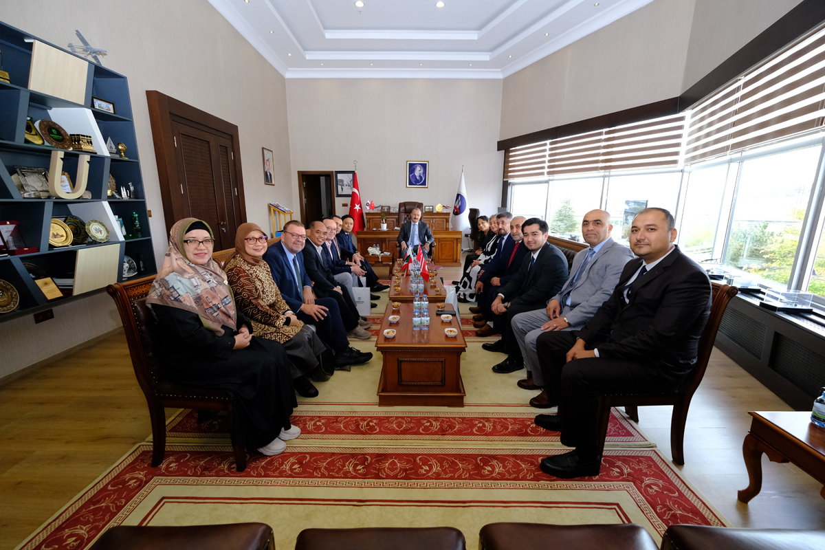 &#220;niversitemize Geniş Katılımlı Uluslararası Ziyaret