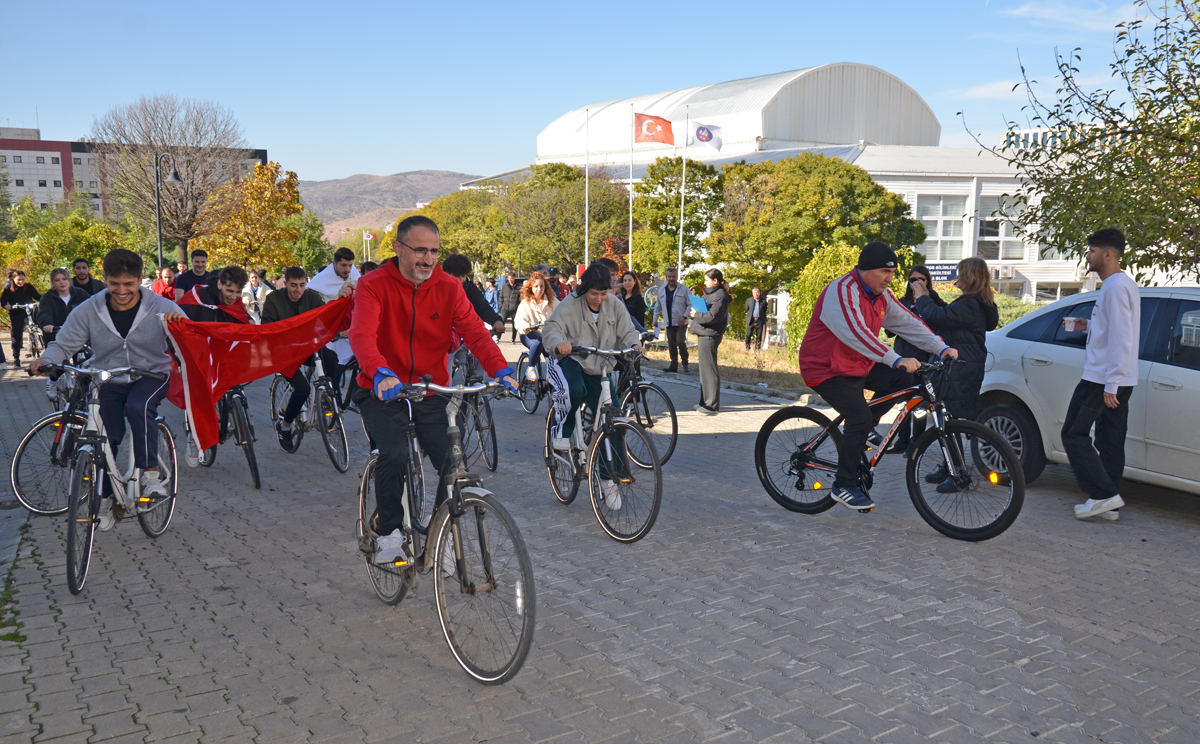 Kamp&#252;s&#252;m&#252;zde Pedallar Cumhuriyet İ&#231;in &#199;evrildi