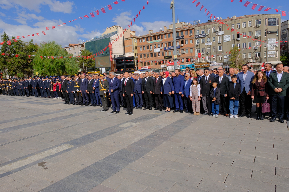 Rekt&#246;r&#252;m&#252;z Prof. Dr. Ersan Aslan Cumhuriyet Bayramı &#199;elenk Sunma T&#246;reni&#39;ne Katıldı