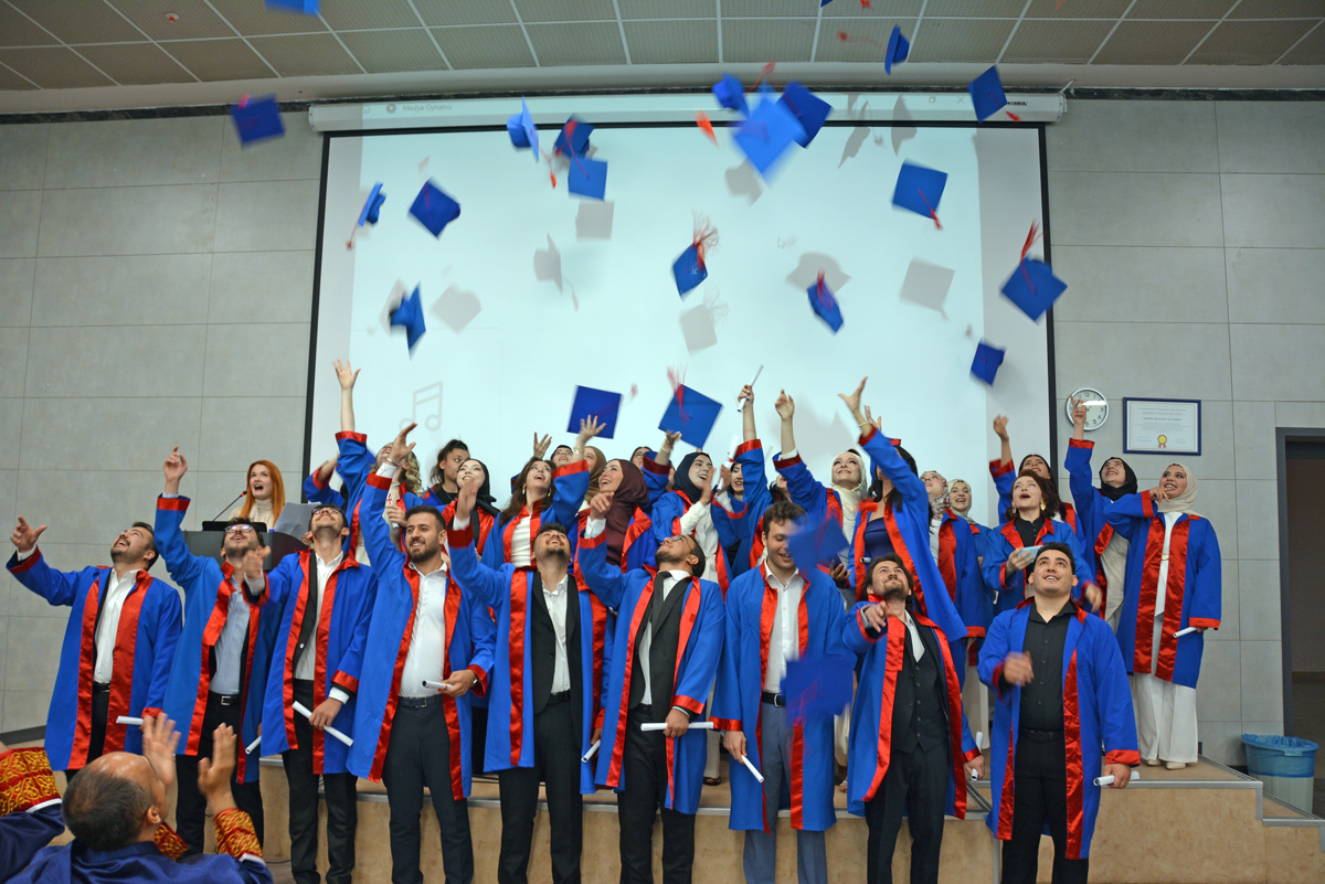Eğitim Fakültemizde Geleceğin Öğretmenleri Mezuniyet Coşkusu Yaşadı