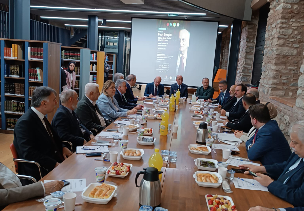 Rekt&#246;r&#252;m&#252;z ve İBTAV Y&#246;netim Kurulu &#220;yeleri, IV. Uluslararası Prof. Dr. Fuat Sezgin İslam Bilim Tarihi Sempozyumu G&#252;ndemi ile Toplandı