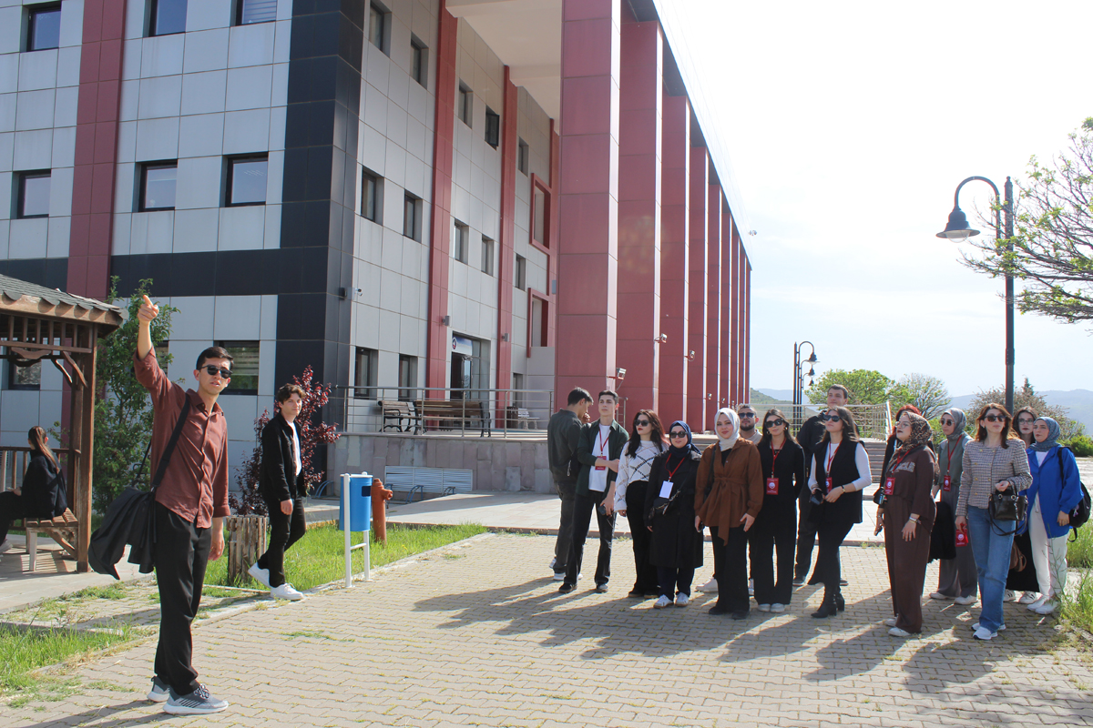 Üniversitemiz İİBF’de BESST-İVAL 26’nın İkinci Gününde Öğrenci Hareketliliği ve Kampüs Yaşamı Ön Plandaydı