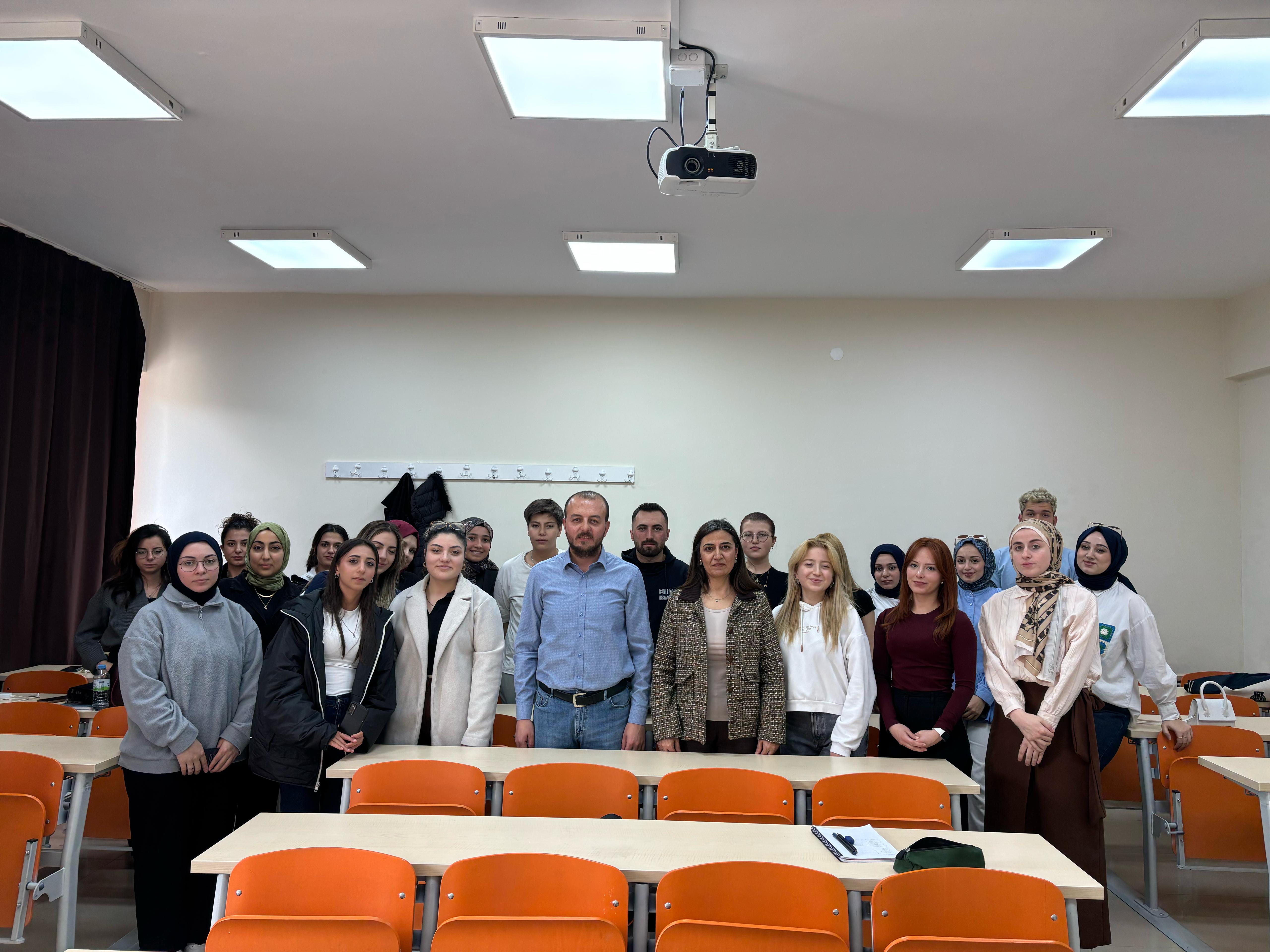 Sosyal Hizmetler Programı 2.  Sınıf öğrencileri Sosyal Hizmet Mevzuatı dersi kapsamında Delice Sosyal Yardımlaşma ve Dayanışma Vakfı Müdürü Sn. Özlem DELİCE ile bir araya geldi.