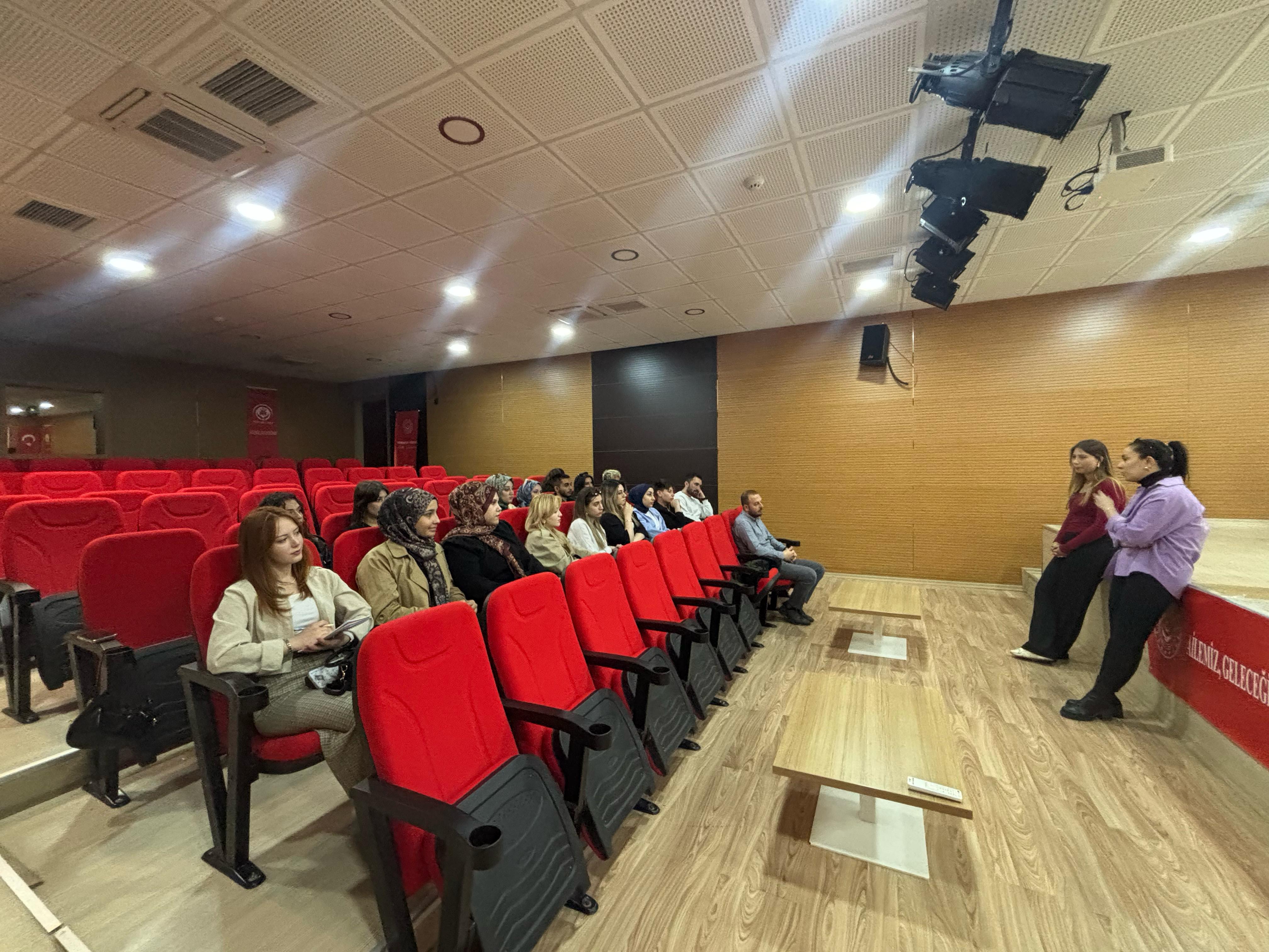 Sosyal hizmetler programı ikinci sınıf öğrencileri mevzuat ve uygulamadaki işleyişi yerinde görmek için Kırıkkale Aile ve Sosyal Hizmetler İl Müdürlüğü'ne ziyaret gerçekleştirdi. 