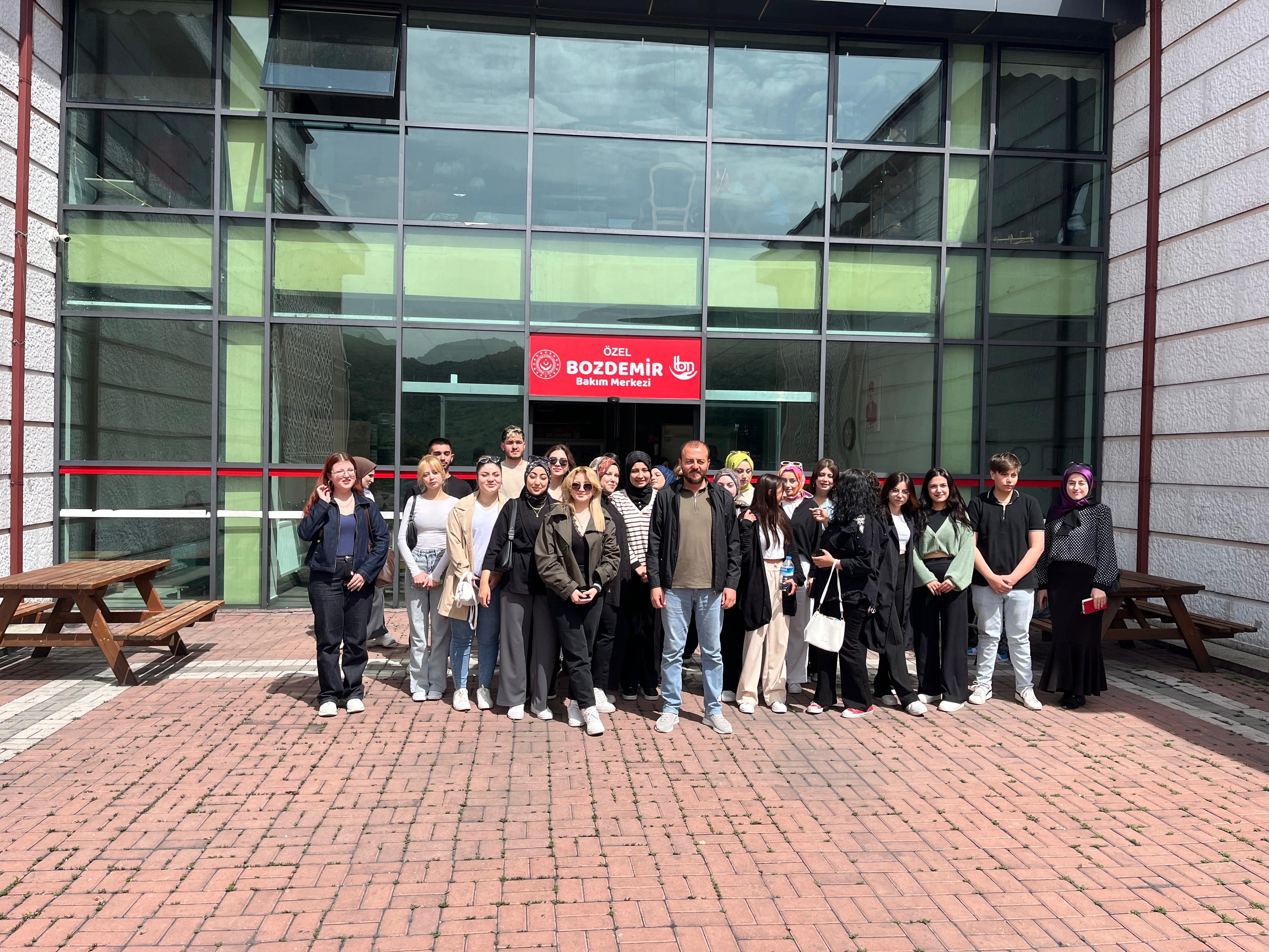 Dünya Engelliler Haftası kapsamında Delice MYO öğrencileri tarafından Özel Bozdemir Engelli Bakım Merkezine ziyaret gerçekleştirildi.