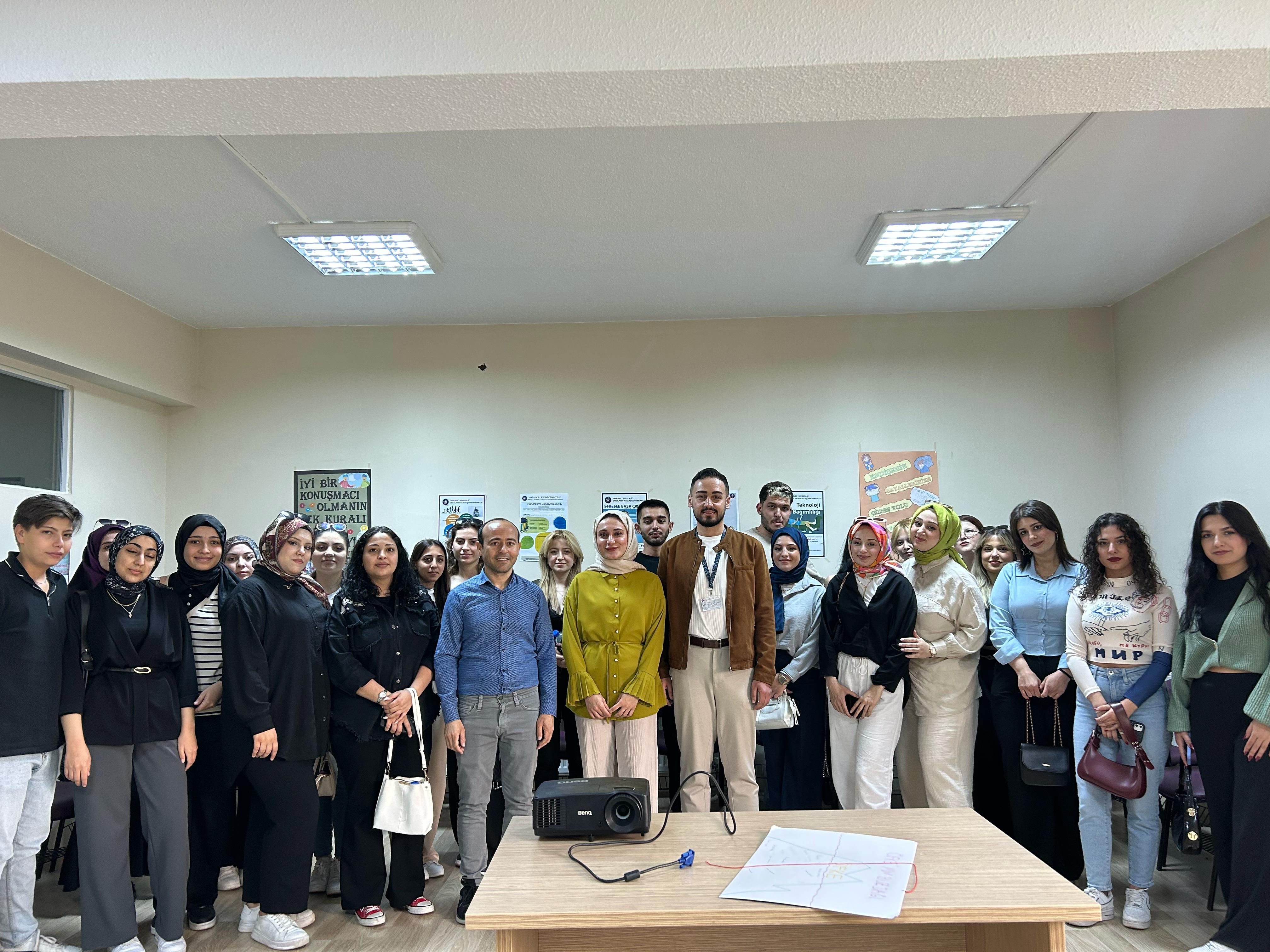 Sosyal Hizmetler Programı ikinci sınıf öğrencileri Üniversitemiz Danışma Rehberlik Uygulama ve Araştırma Merkezini ziyaret ederek yürütülen psikososyal odaklı çalışmalar hakkında bilgi edindiler.