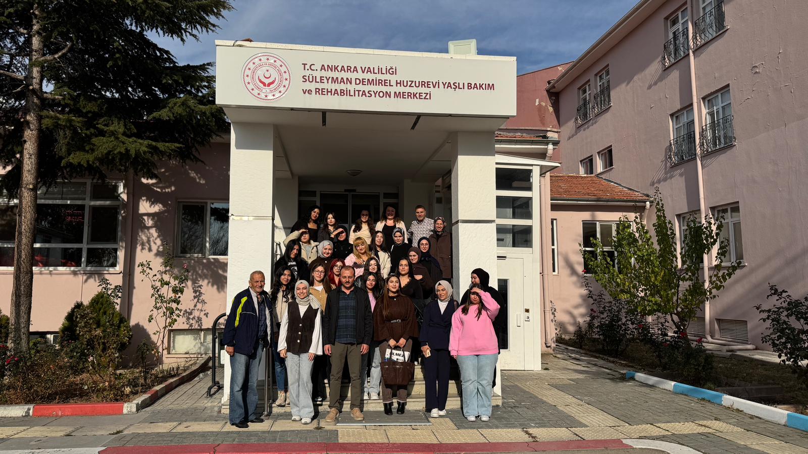 Delice Meslek Yüksekokulu Sosyal Hizmetler Programı 2. sınıf öğrencileri, Süleyman Demirel Huzurevi’ni ziyaret etti.