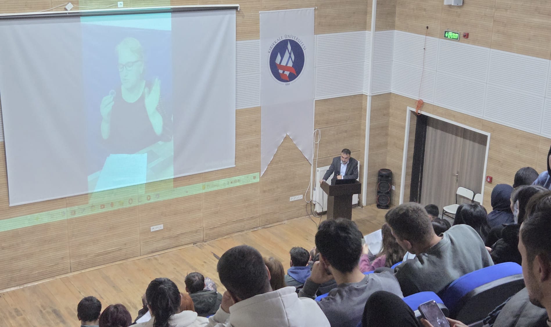 “Dezavantajlı Gruplarla Sosyal Çalışma Tecrübe Paylaşımı: Ailede Engellilik” başlıklı bir seminer gerçekleştirildi. 