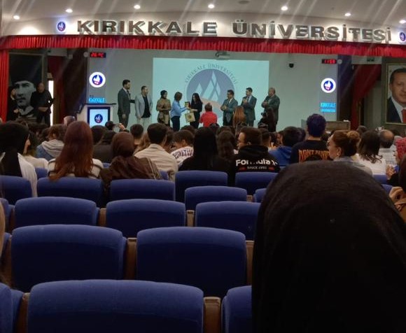 Yüz Yıllık Birikimle Türkiye Yüz Yılında Gençlik’’ Temalı Kompozisyon Yarışmasında dereceye giren öğrencilerimize hediyeleri takdim edildi.