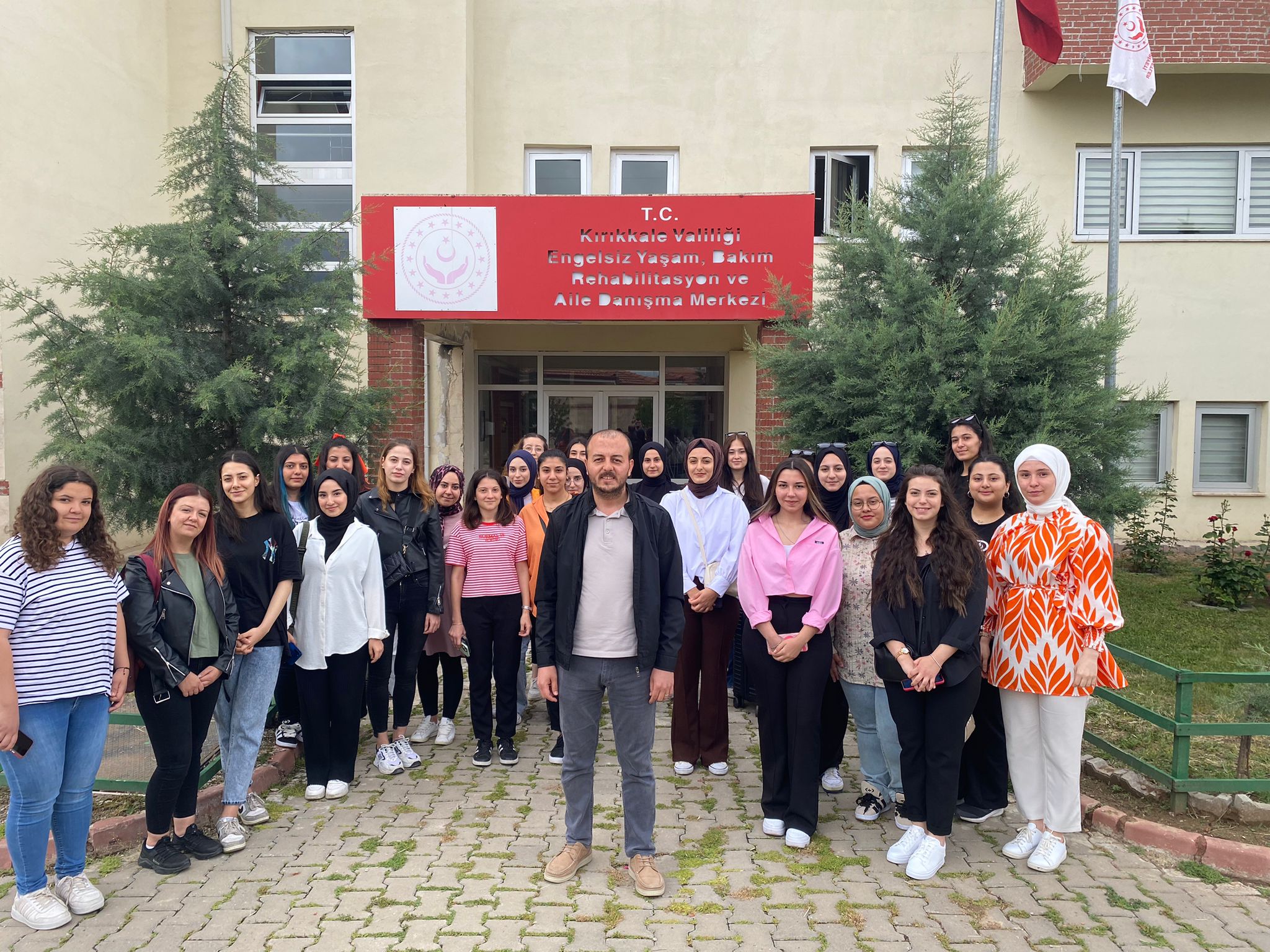 Delice Meslek Yüksekokulu Sosyal Hizmetler programı 2. Sınıf öğrencileri Kırıkkale Engelsiz Yaşam Bakım Rehabilitasyon ve Aile Danışma Merkezi Müdürlüğünü ziyaret etti. 