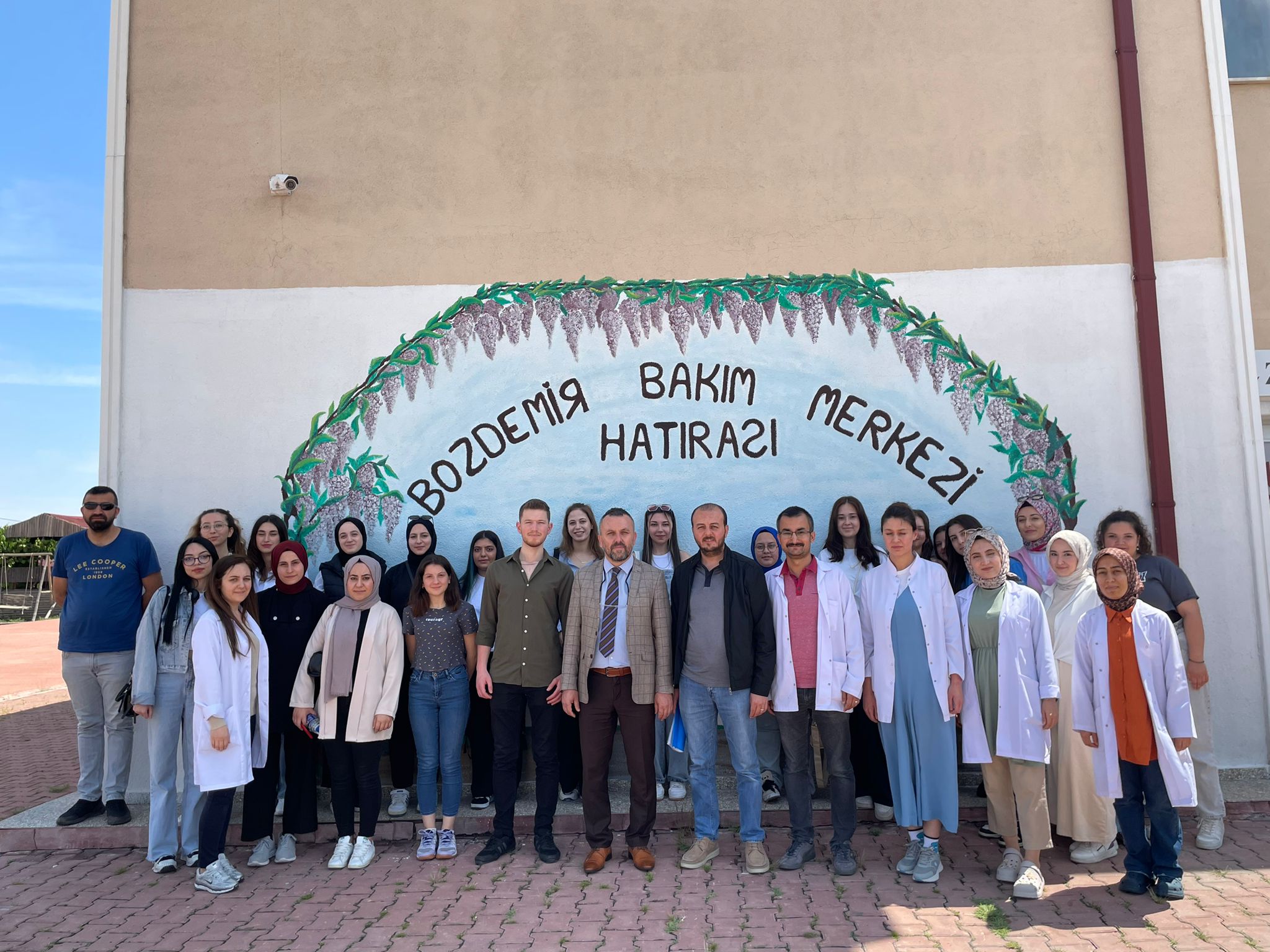 Delice Meslek Yüksekokulu Sosyal Hizmetler programı 2. Sınıf öğrencileri Sosyal Hizmet Mevzuatı dersi kapsamında Özel Bozdemir Engelli Bakım Merkezi Müdürlüğünü ziyaret etti.