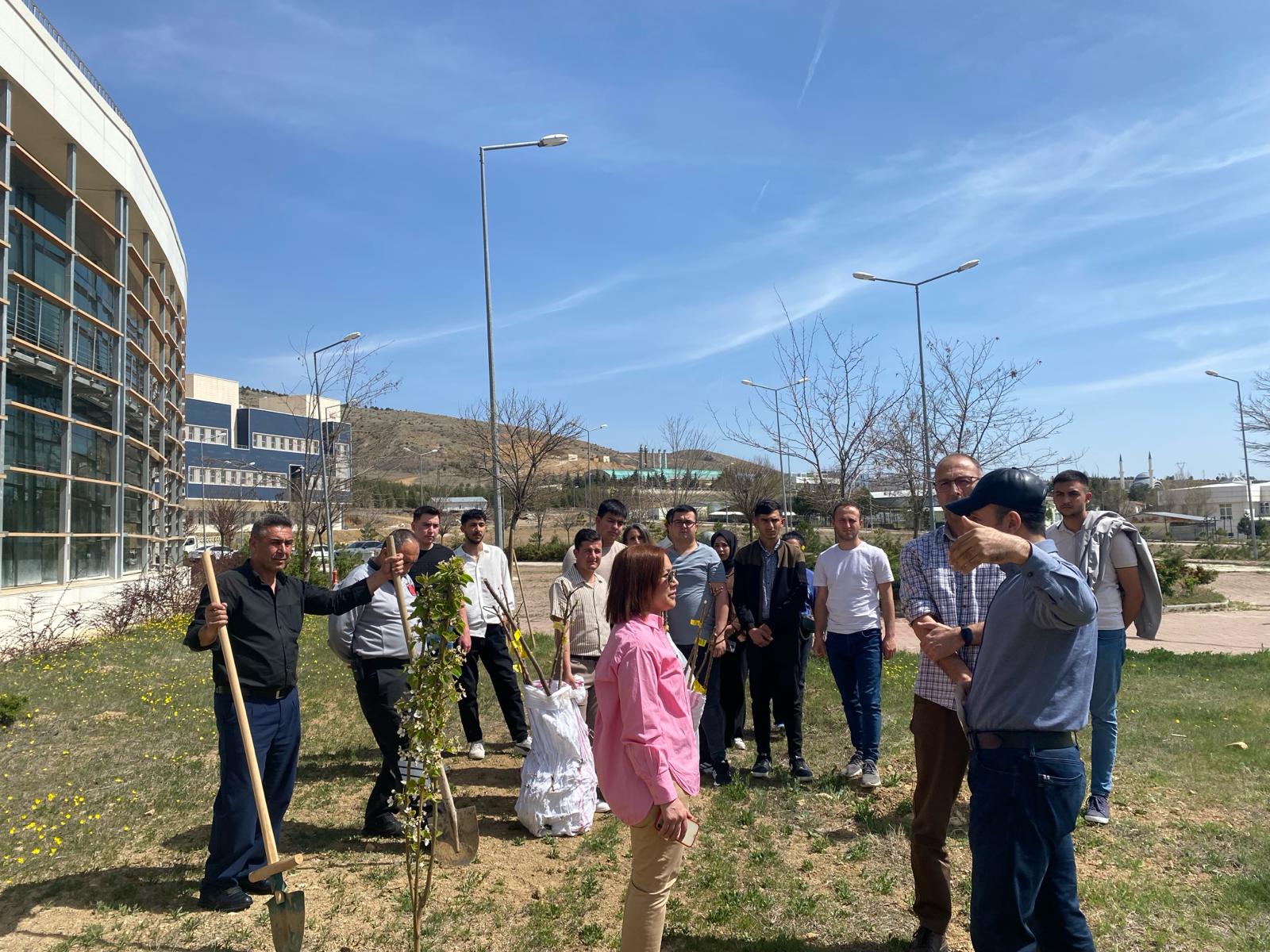 Bağcılık ve Bitki Koruma Programı Öğrencileriyle Kırıkkale Üniversitesi  Teknopark’a Meyve Dikimi Gerçekleştirdik.