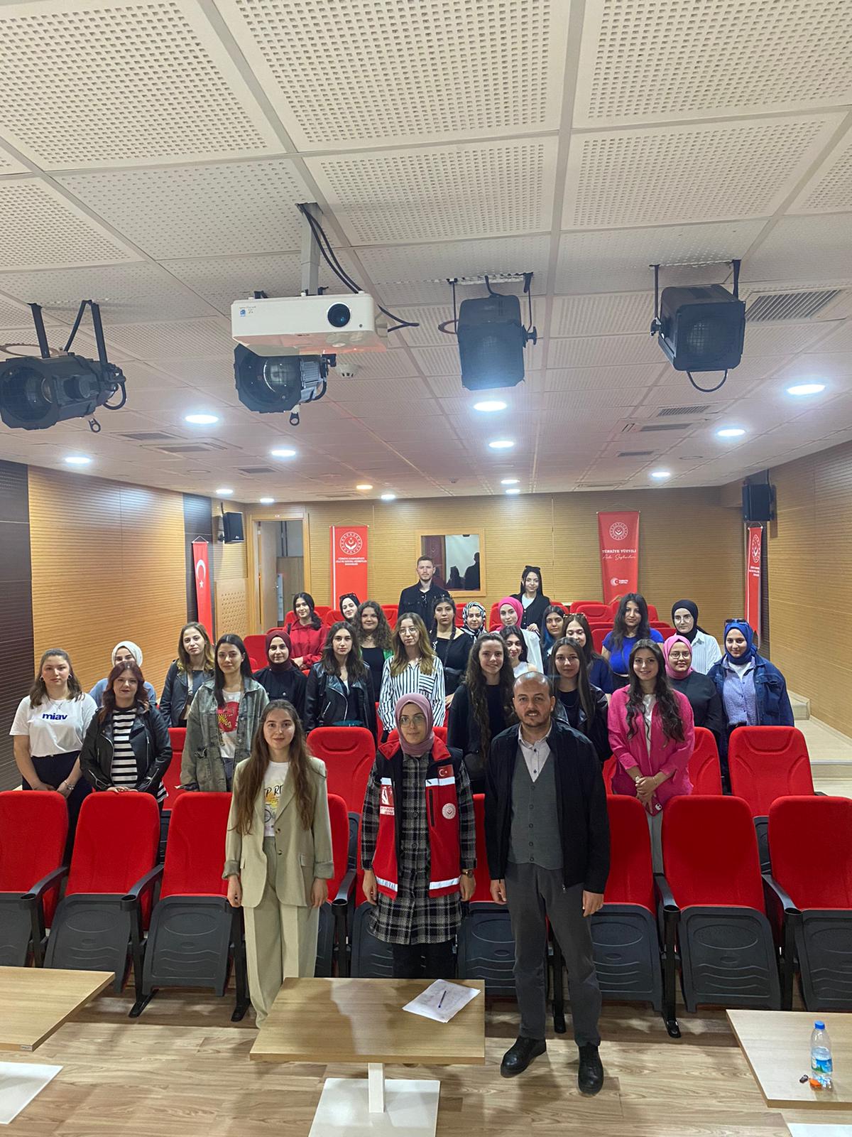 Delice Meslek Yüksekokulu Sosyal Hizmetler programı 2. Sınıf öğrencileri Sosyal Hizmet Mevzuatı dersi kapsamında mevzuat ile uygulamanın nasıl bütünleştirildiğini yerinde görmek için Kırıkkale Aile ve Sosyal Hizmetler İl Müdürlüğünü ziyaret etti. 