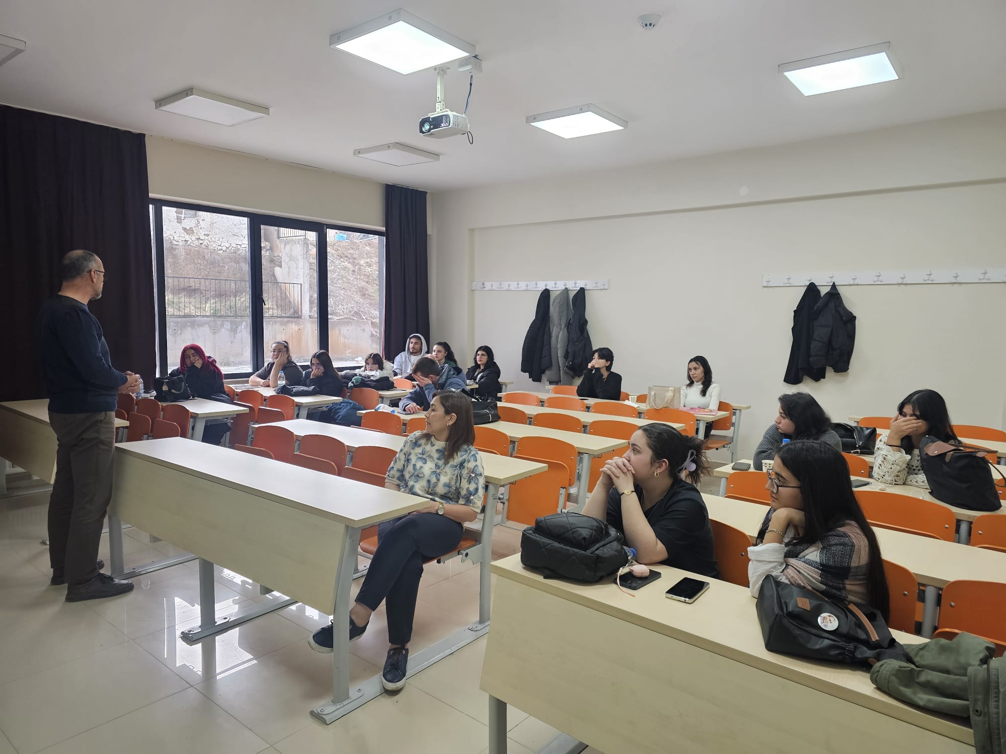 Delice Meslek Yüksekokulu (MYO) bünyesinde, öğrencilere yönelik Erasmus ve öğrenci hareketliliği hakkında bilgilendirme eğitimi düzenlendi.