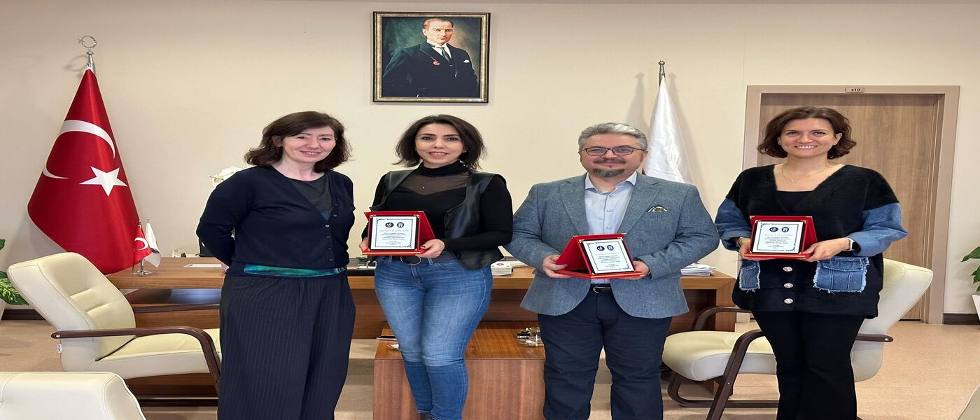2023 Yılı Akademik Yayınlarda Fakültemiz Öğretim Üyeleri arasında derece alan Öğretim Üyelerimize plaket takdimi gerçekleştirildi.