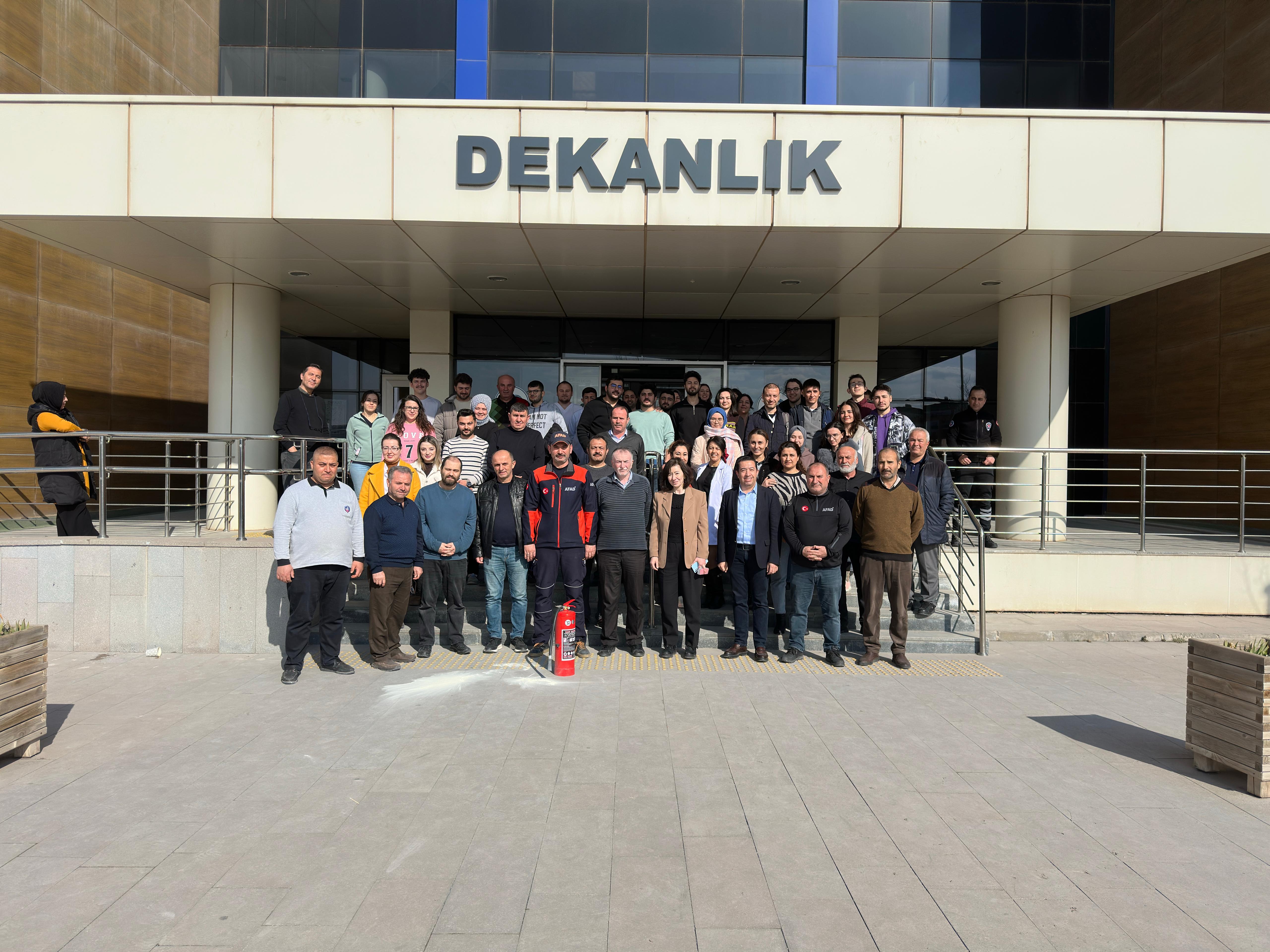 Fakültemizde Afet Farkındalık ve Yangın Eğitim Tatbikatı gerçekleştirildi. 27/02/2025