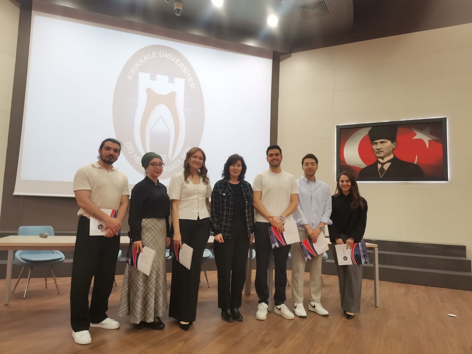 Kariyer Günleri Kapsamında Mezun Diş Hekimlerimiz Öğrencilerimizle Buluştu