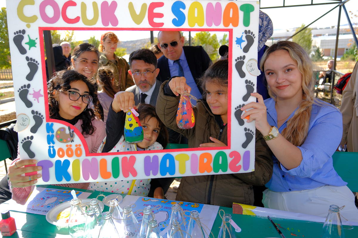 &#214;zel Kalpler &#220;niversitemiz Hobi Bah&#231;esinde &#214;ğrencilerimizle El Ele