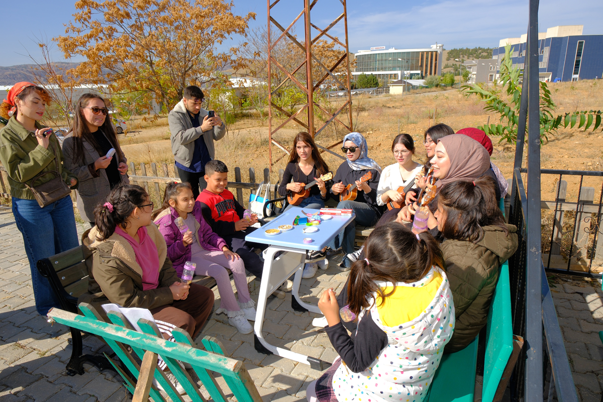 Özel Kalpler Üniversitemiz Hobi Bahçesinde Öğrencilerimizle El Ele