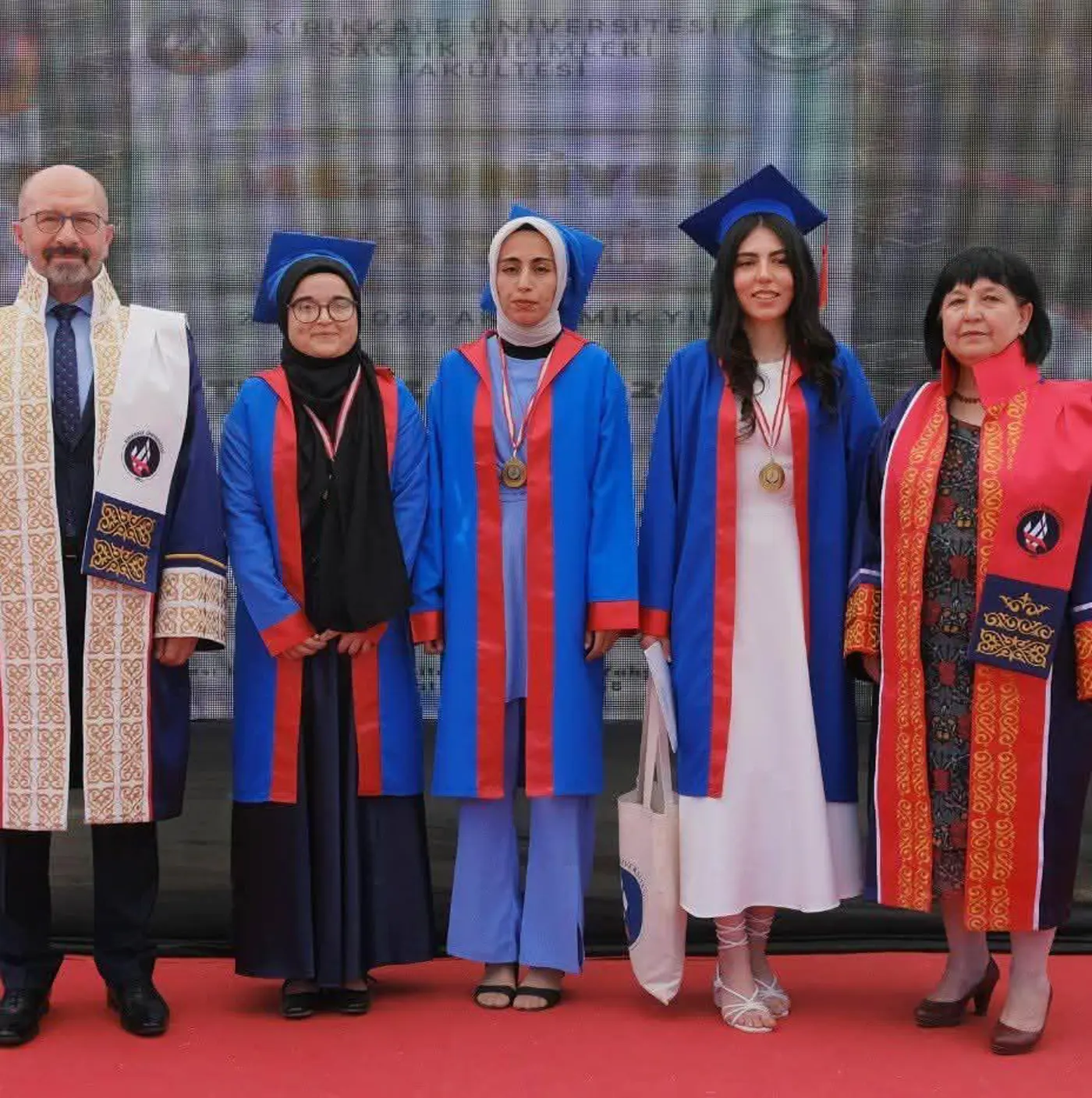 Bu yıl üniversitemiz birinci ve ikincisi, aynı zamanda fakültemiz birinci ikinci ve üçüncüsü hemşirelik bölümümüzden çıktı. Kendilerini içtenlikle kutluyor, gurur duyuyoruz. Yolları açık olsun.