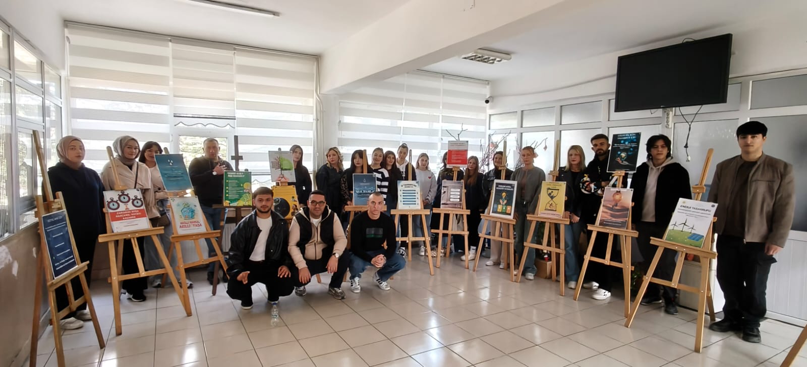 Halkla İlişkiler ve Tanıtım Programı Öğrencilerinden Tasarruf Temalı Afiş Sergisi
