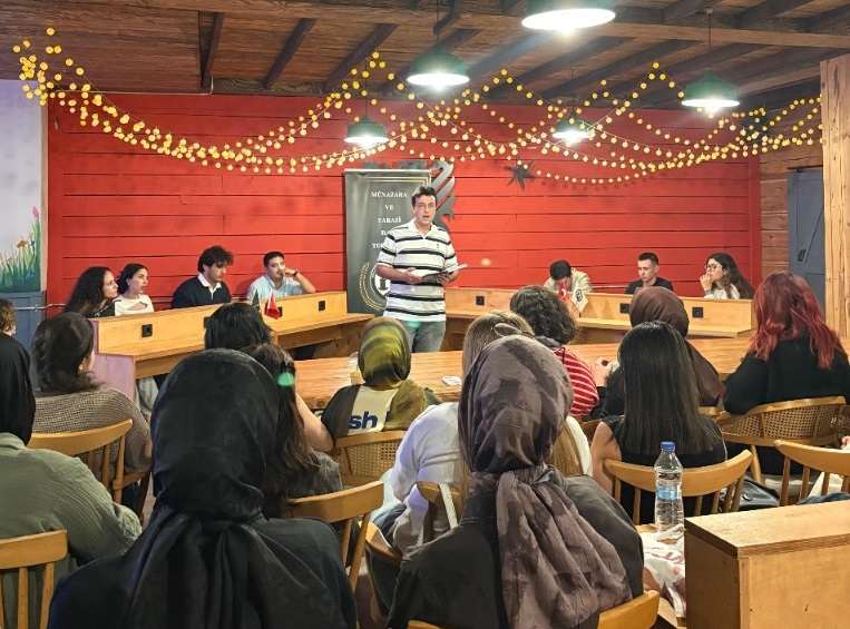 “Zina Fiili Suç Olarak Düzenlenmeli midir?” konulu münazara etkinliği düzenledi.