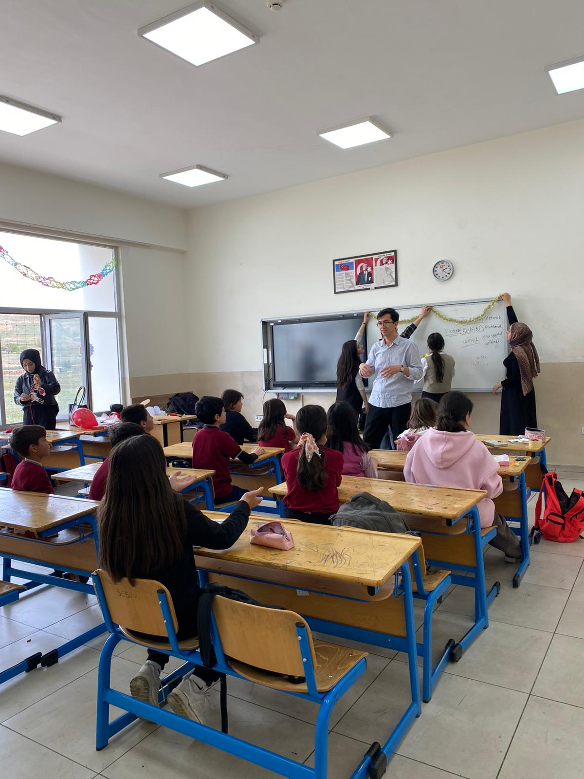 23 Nisan Ulusal Egemenlik ve Çocuk Bayramı Kapsamında Sınıf Süsleme Etkinliği Gerçekleştirildi (İİBF)