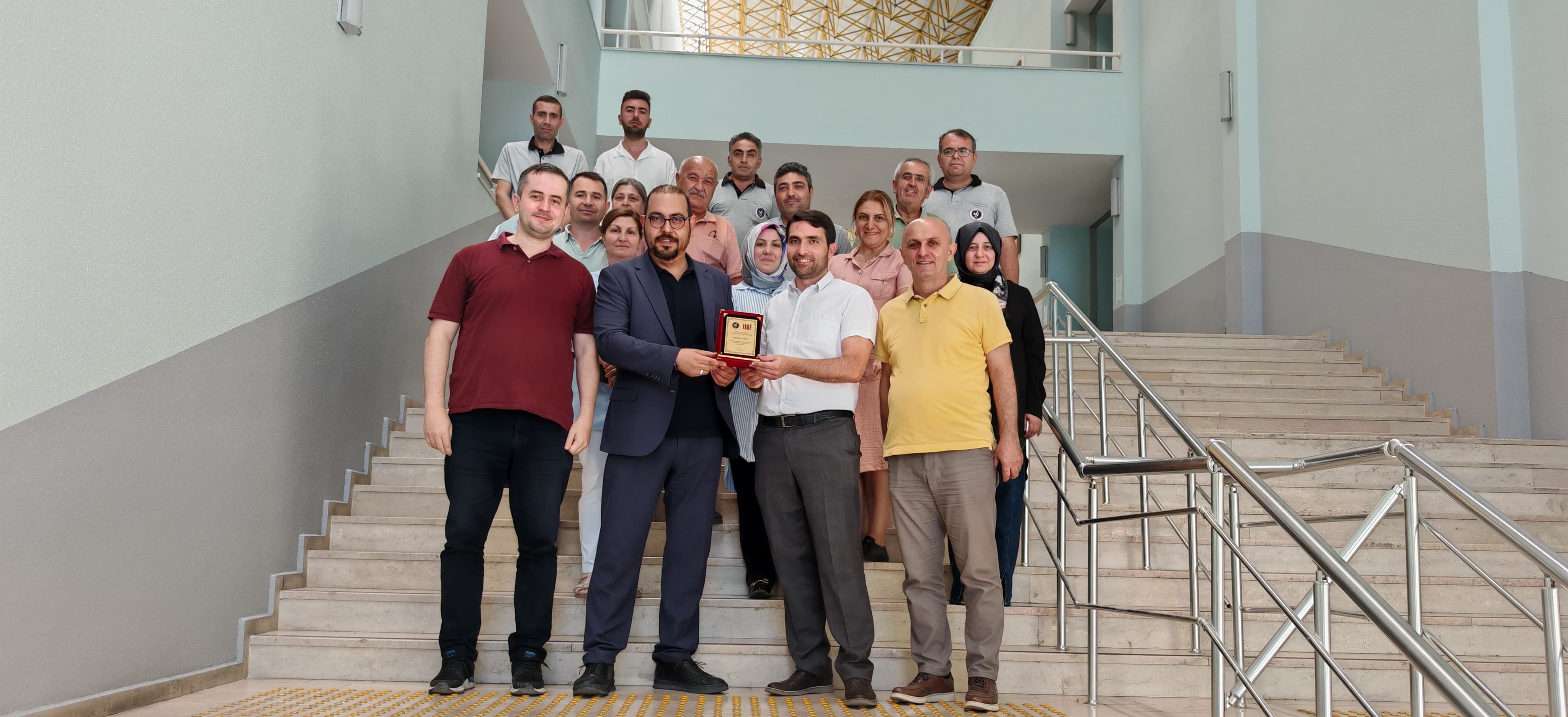 Eski Fakülte Sekreterimiz Ömer ÖZBAL’a Teşekkür Plaketi Takdim Edildi (İİBF)