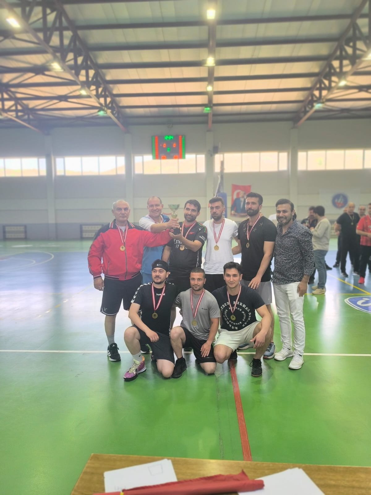 BESST-İVAL’25 Kapsamında Düzenlenen Voleybol Turnuvasında Fakültemizden Oyuncuların Yer Aldığı Takım Birinci Oldu (İİBF)