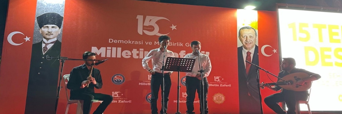 Araştırma Görevlimiz Enes Bozgeyik 15 Temmuz Demokrasi ve Milli Birlik Günü Münasebetiyle Cumhuriyet Meydanı’nda Bir Konser Verdi