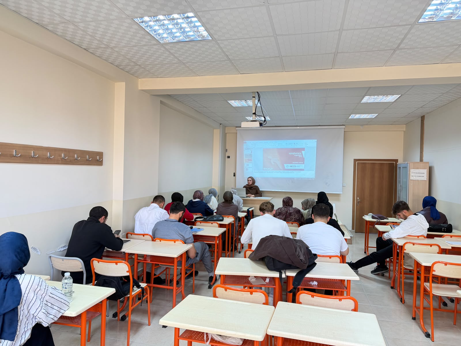 Fakültemiz Birinci Sınıf Öğrencilerine Bağımlılıkla Mücadele Eğitimi Verildi