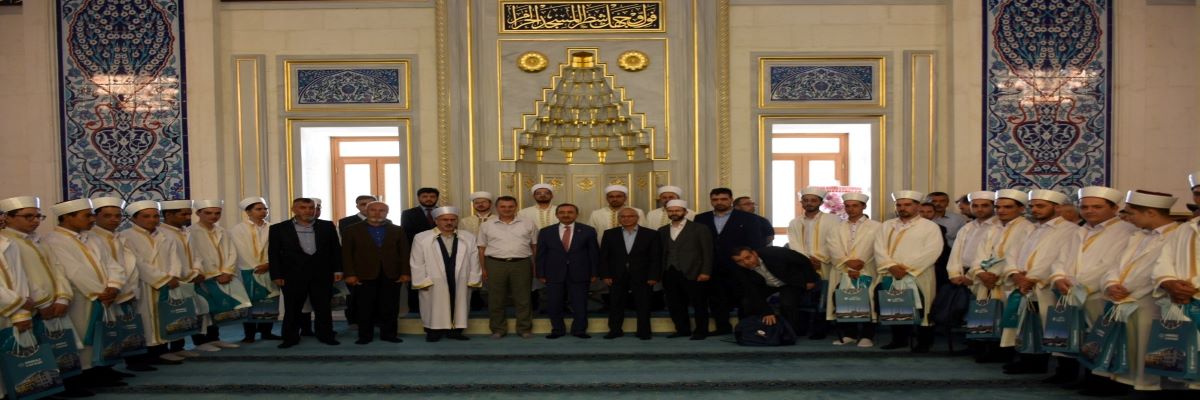 Dekanımız Prof. Dr. Mevlüt Erten Geylani Kur'an Kursu Hafızlık İcazeti Programına Katılmışlardır.