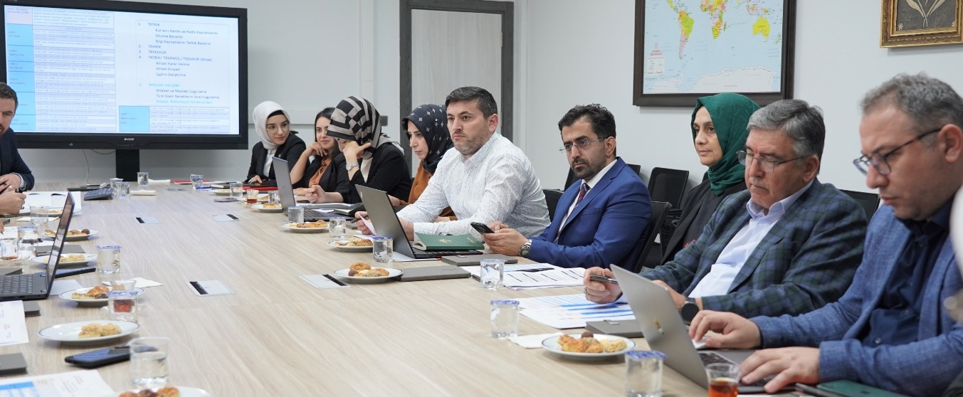 Doç. Dr. Yasin Yiğit ve Dr. Öğr. Üyesi Vahdettin Şimşek Hocalarımız, Türkiye Yüzyılı Maarif Modeli Çalışma Toplantısına Katıldı
