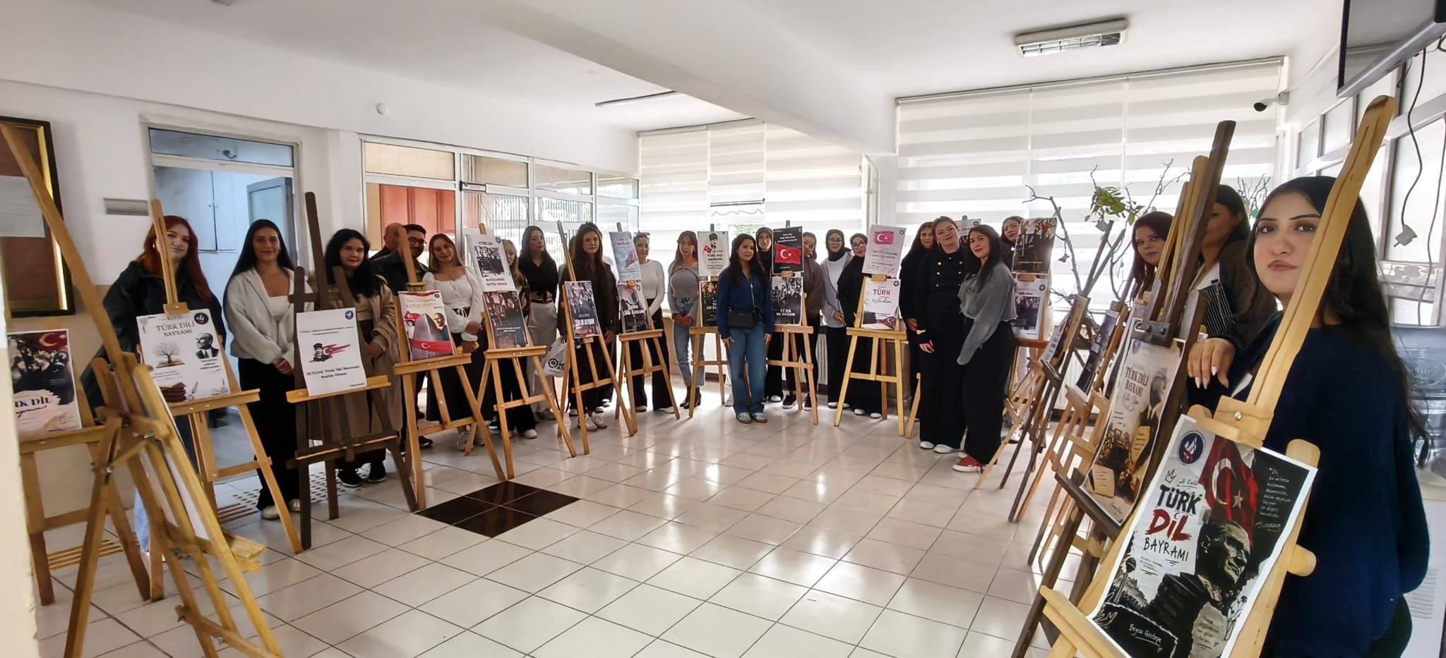 Halkla İlişkiler ve Tanıtım Programı Öğrencilerinden Türk Dil Bayramı Afiş Sergisi