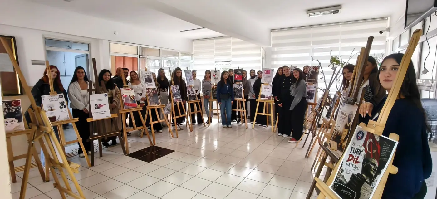 Halkla İlişkiler ve Tanıtım Programı Öğrencilerinden Türk Dil Bayramı Afiş Sergisi