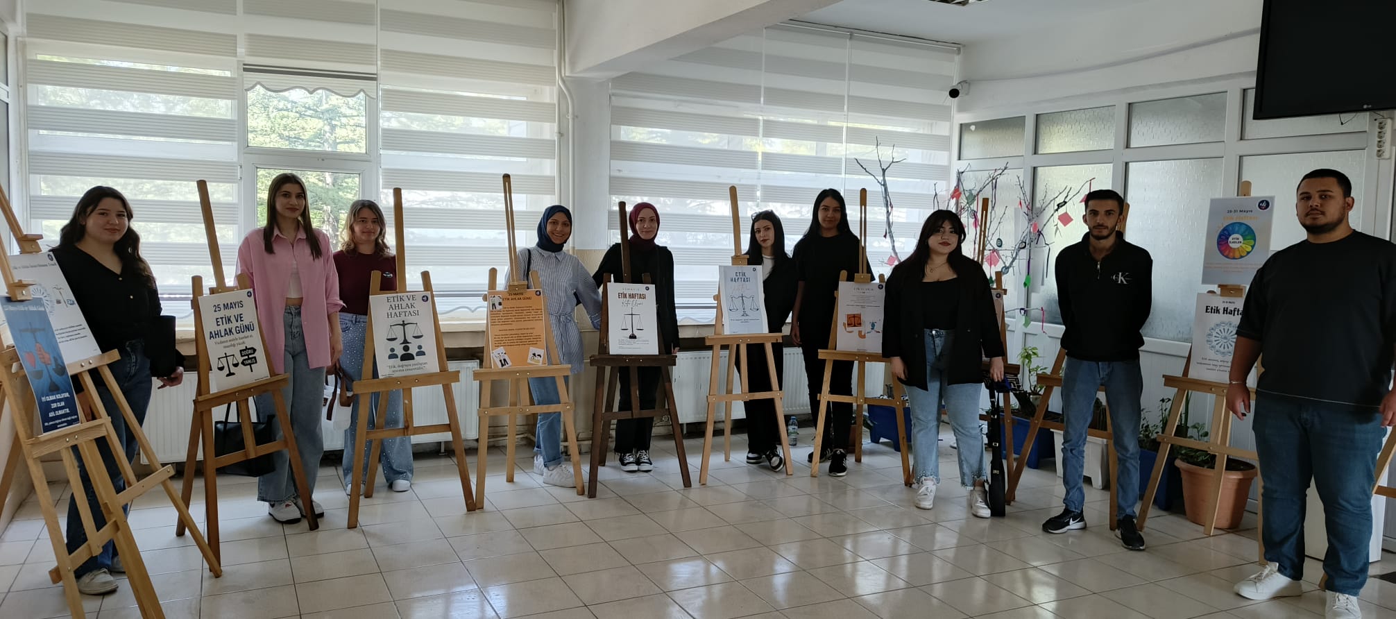 Halkla İlişkiler ve Tanıtım Programı Öğrencilerinden Dünya Etik Günü’ne Özel Afiş Sergisi