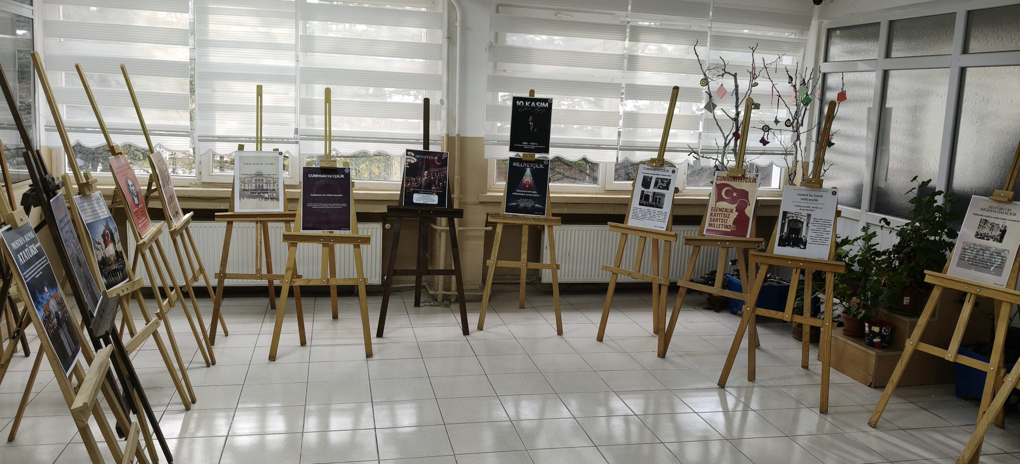 Halkla İlişkiler ve Tanıtım Programı Öğrencilerinden “Ata’ya Saygı” Afiş Sergisi